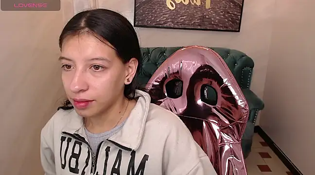 Snapshot of _lucy_v chatting on 02-13-25, 03:18 lucy v online show from 02-13-25, 03:18