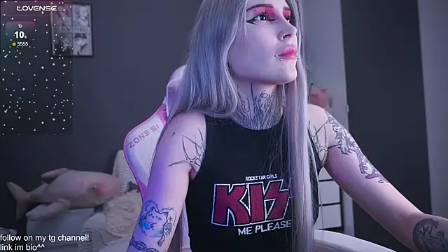 fraulein mooon online show from 12-17-25, 05:51