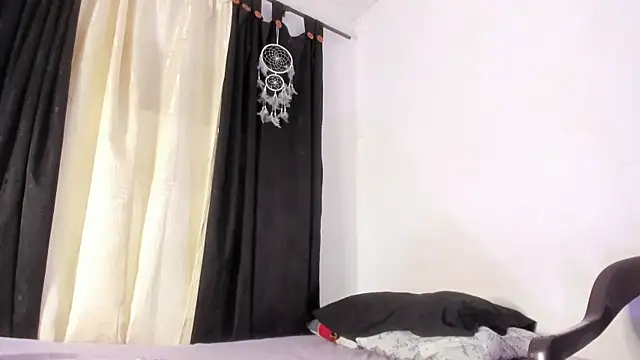 Snapshot of katia__dann chatting on 10-19-25, 01:36 katia  dann online show from 10-19-25, 01:36