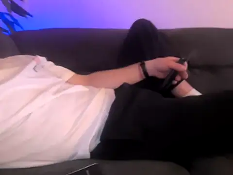 AttractiveSilk5 online show from 04-29-26, 11:11