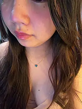 Snapshot of Hotellinh12 chatting on 05-22-26, 04:27 Hotellinh12 online show from 05-22-26, 04:27