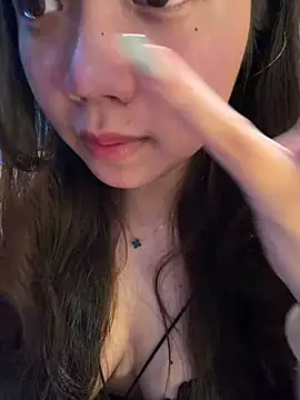 Snapshot of Hotellinh12 chatting on 05-23-26, 04:28 Hotellinh12 online show from 05-23-26, 04:28