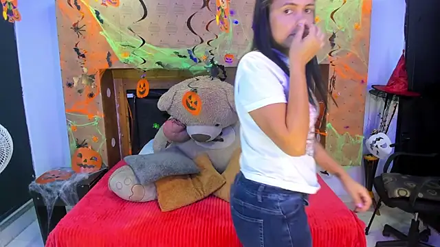 Snapshot of SofiAndNicol chatting on 10-21-25, 11:09 SofiAndNicol online show from 10-21-25, 11:09