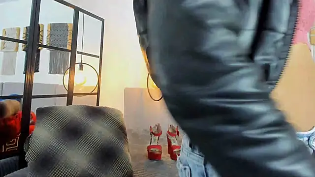 Snapshot of Sweet_camille chatting on 06-17-26, 02:33 Sweet camille online show from 06-17-26, 02:33