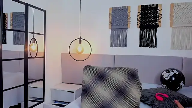 Snapshot of Sweet_camille chatting on 10-23-25, 02:21 Sweet camille online show from 10-23-25, 02:21