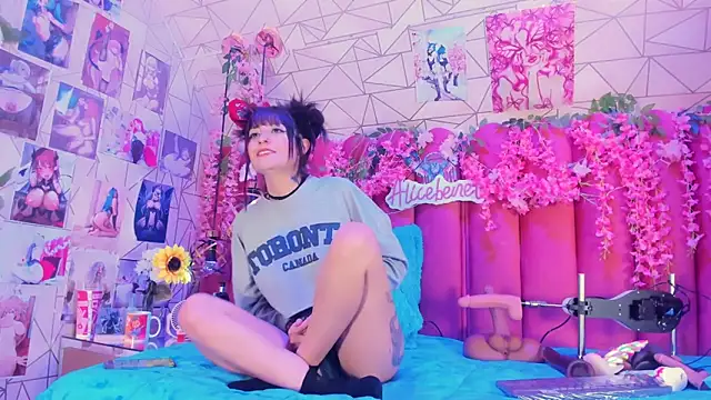 Snapshot of Alicebenett chatting on 11-22-25, 10:19 Alicebenett online show from 11-22-25, 10:19