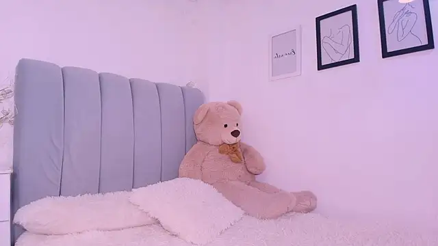 Snapshot of DannaHyde chatting on 06-23-26, 04:16 DannaHyde online show from 06-23-26, 04:16