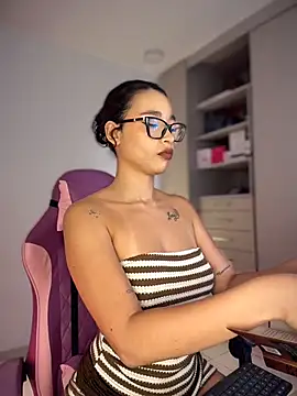 Snapshot of Hips_hannah chatting on 07-11-26, 06:30 Hips hannah online show from 07-11-26, 06:30