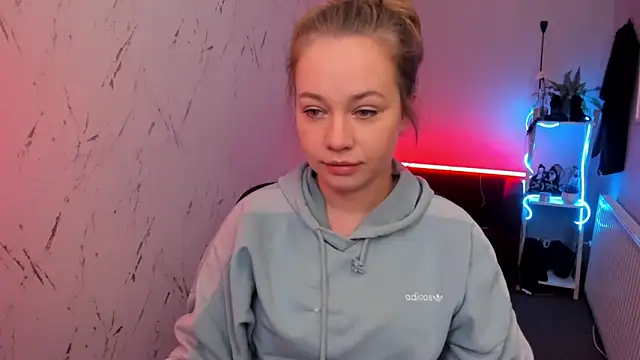 holly xglam online show from 04-10-26, 07:32