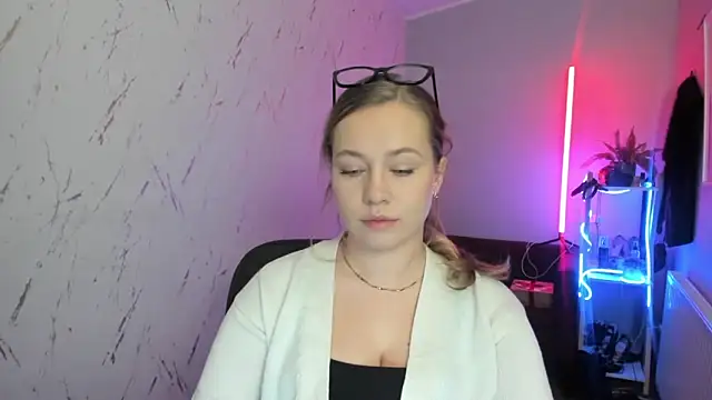 holly xglam online show from 12-18-25, 08:01