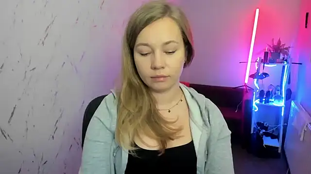 holly xglam online show from 12-04-25, 08:08