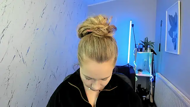 holly xglam online show from 10-01-25, 05:06