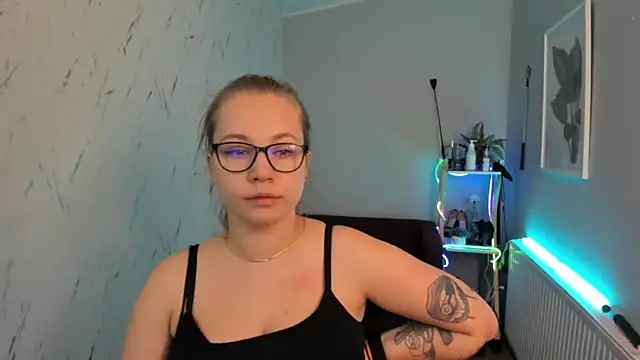 holly xglam online show from 09-24-25, 05:08