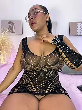 Snapshot of Esmeralda_Duarte chatting on 05-16-26, 04:00 Esmeralda Duarte online show from 05-16-26, 04:00