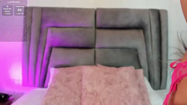 Snapshot of sophiee_smith chatting on 10-20-25, 11:22 sophiee smith online show from 10-20-25, 11:22