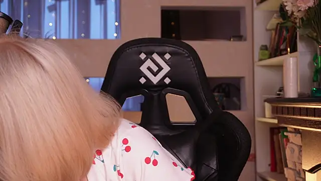 Chriss Fox online show from 03-27-26, 03:24