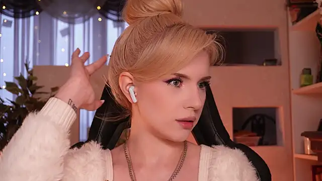 Chriss Fox online show from 04-09-26, 03:40