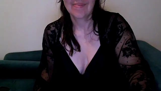 Snapshot of Ella_Next_Door chatting on 09-14-25, 08:53 Ella Next Door online show from 09-14-25, 08:53