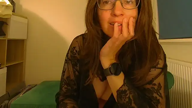 Snapshot of Ella_Next_Door chatting on 05-06-26, 08:57 Ella Next Door online show from 05-06-26, 08:57