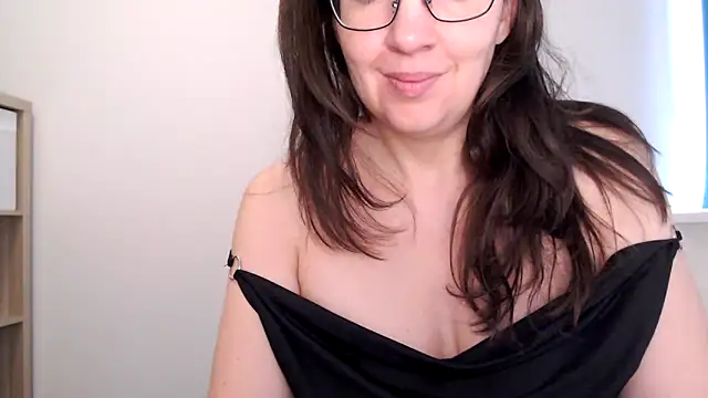 Ella Next Door online show from 12-22-25, 09:42