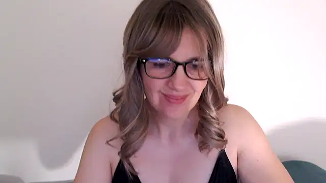 Snapshot of Ella_Next_Door chatting on 09-25-25, 08:59 Ella Next Door online show from 09-25-25, 08:59