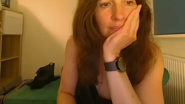 Snapshot of Ella_Next_Door chatting on 05-29-26, 09:32 Ella Next Door online show from 05-29-26, 09:32