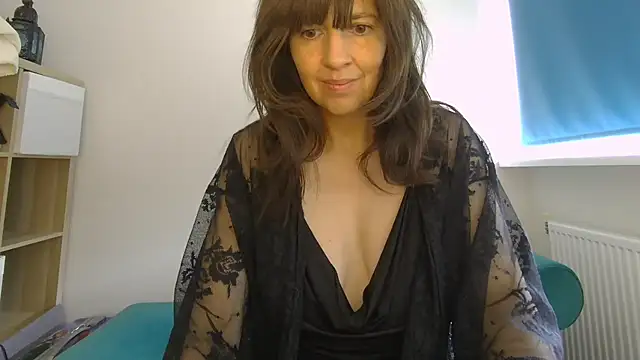 Snapshot of Ella_Next_Door chatting on 05-15-26, 09:18 Ella Next Door online show from 05-15-26, 09:18