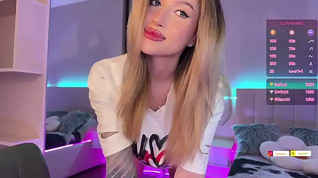 Snapshot of ellie_miu chatting on 03-16-25, 02:43 ellie miu online show from 03-16-25, 02:43