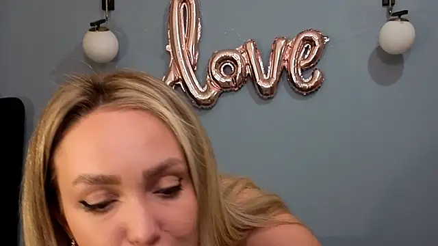 Snapshot of AnnaMaee chatting on 03-15-25, 02:03 AnnaMaee online show from 03-15-25, 02:03