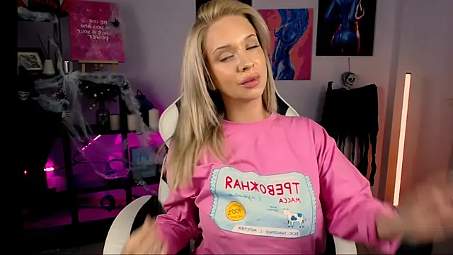 Snapshot of PDiddy_ chatting on 11-04-25, 10:19 PDiddy online show from 11-04-25, 10:19