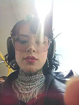 Snapshot of taaylor33 chatting on 02-09-26, 05:33 taaylor33 online show from 02-09-26, 05:33