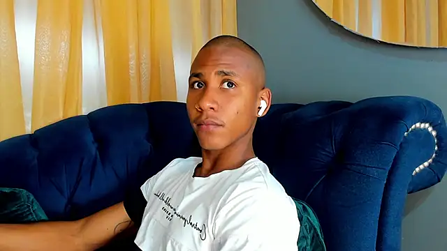 Snapshot of Ethan_Fox11 chatting on 03-07-25, 01:51 Ethan Fox11 online show from 03-07-25, 01:51