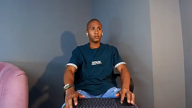 Snapshot of Ethan_Fox11 chatting on 03-03-25, 02:17 Ethan Fox11 online show from 03-03-25, 02:17