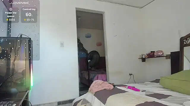 Snapshot of latinaStepmom chatting on 10-12-25, 02:07 latinaStepmom online show from 10-12-25, 02:07
