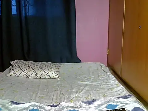 Snapshot of Queen_petite_ chatting on 07-02-26, 04:40 Queen petite online show from 07-02-26, 04:40