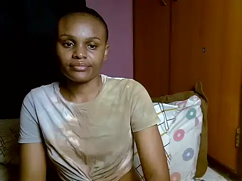 Snapshot of Queen_petite_ chatting on 07-19-26, 04:54 Queen petite online show from 07-19-26, 04:54