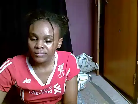 Snapshot of Queen_petite_ chatting on 06-28-26, 04:52 Queen petite online show from 06-28-26, 04:52
