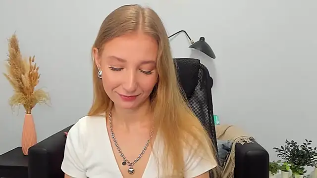 Snapshot of LolaWilsons chatting on 02-28-25, 06:21 LolaWilsons online show from 02-28-25, 06:21