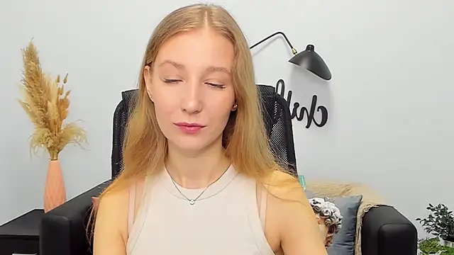 Snapshot of LolaWilsons chatting on 03-18-25, 06:17 LolaWilsons online show from 03-18-25, 06:17