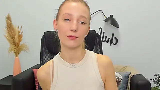 Snapshot of LolaWilsons chatting on 03-18-25, 12:28 LolaWilsons online show from 03-18-25, 12:28