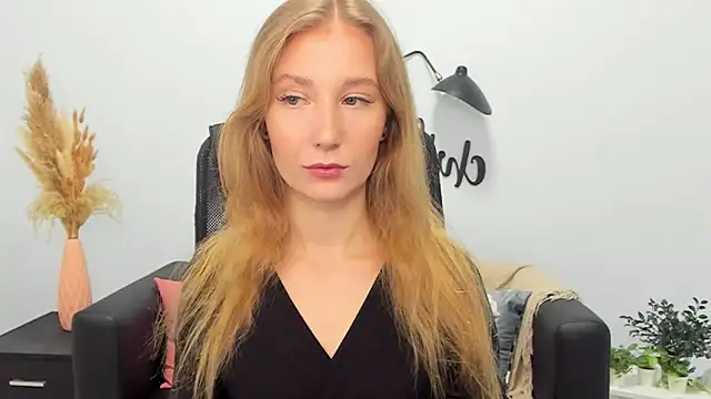 Snapshot of LolaWilsons chatting on 02-27-25, 06:13 LolaWilsons online show from 02-27-25, 06:13