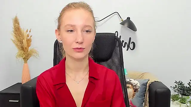 Snapshot of LolaWilsons chatting on 03-20-25, 09:15 LolaWilsons online show from 03-20-25, 09:15