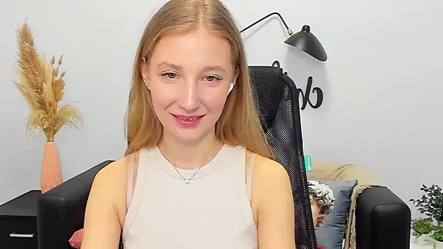 Snapshot of LolaWilsons chatting on 03-18-25, 09:23 LolaWilsons online show from 03-18-25, 09:23