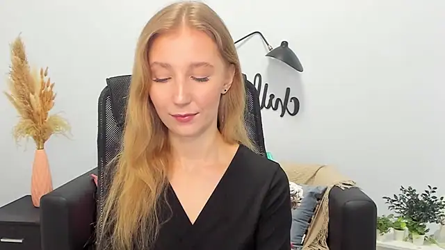 Snapshot of LolaWilsons chatting on 02-27-25, 09:18 LolaWilsons online show from 02-27-25, 09:18