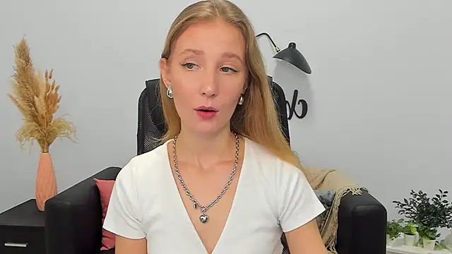 Snapshot of LolaWilsons chatting on 02-28-25, 09:36 LolaWilsons online show from 02-28-25, 09:36