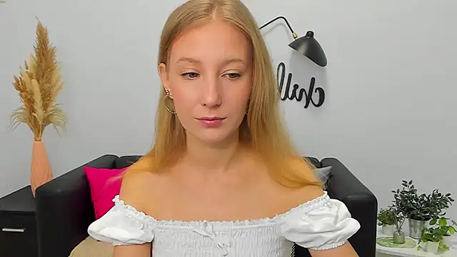 Snapshot of LolaWilsons chatting on 11-29-25, 08:14 LolaWilsons online show from 11-29-25, 08:14