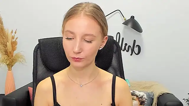 Snapshot of LolaWilsons chatting on 03-13-25, 12:24 LolaWilsons online show from 03-13-25, 12:24