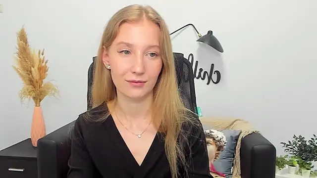 Snapshot of LolaWilsons chatting on 03-06-25, 03:13 LolaWilsons online show from 03-06-25, 03:13