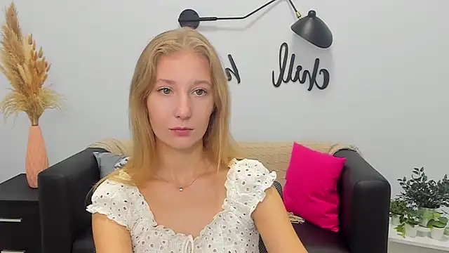 Snapshot of LolaWilsons chatting on 09-13-25, 08:14 LolaWilsons online show from 09-13-25, 08:14