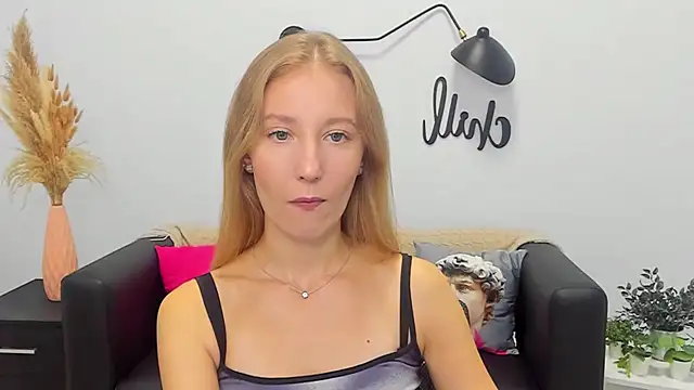 Snapshot of LolaWilsons chatting on 09-17-25, 06:26 LolaWilsons online show from 09-17-25, 06:26